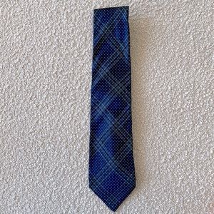 Burberry blue tie with pin dots. 100% silk. Made in Italy.